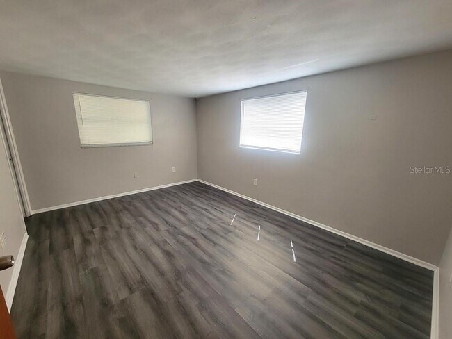 Building Photo - 10920 Oakdale Ave