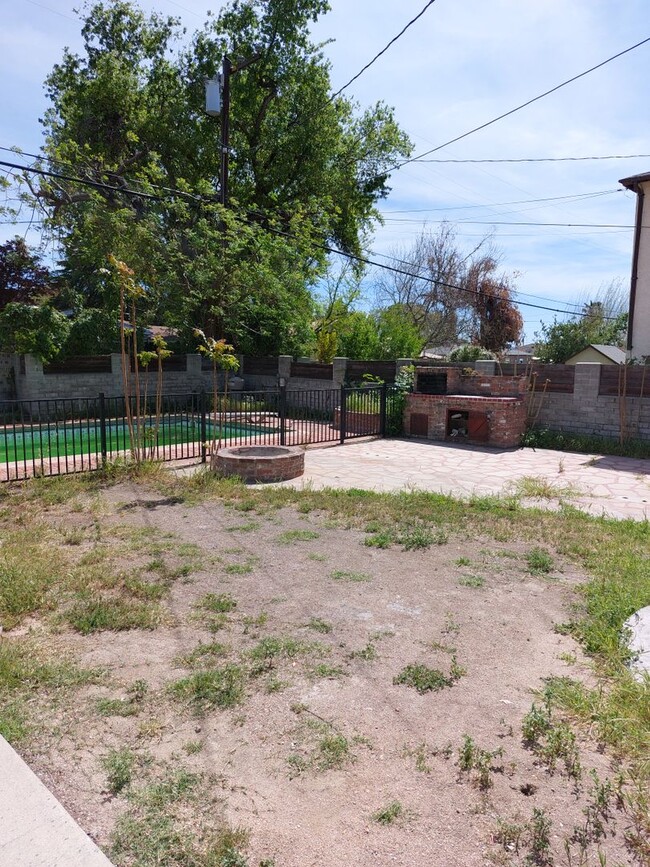 Building Photo - 2 story house with a pool in San Bernardino