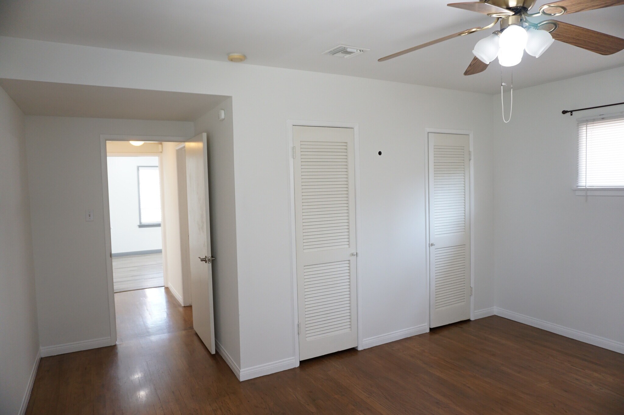 Building Photo - 5540 Balboa Blvd