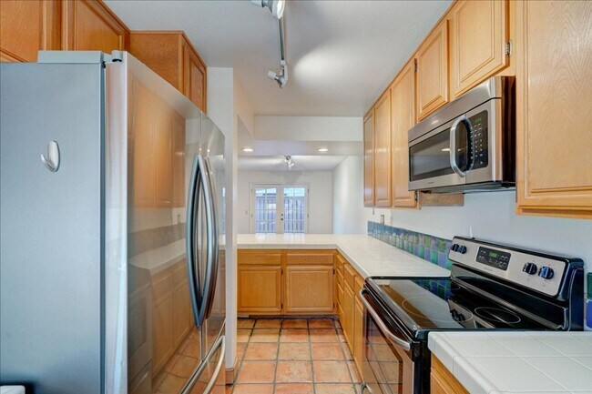 Building Photo - Beautiful End-Unit Townhome Centraly Located