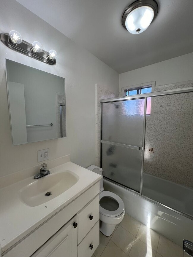 Building Photo - LSHOP1290