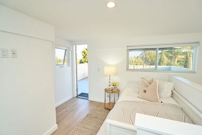 Building Photo - FURNISHED Modern One Bedroom+Loft Coronado! In Unit W/D! AC! Assigned Parking!
