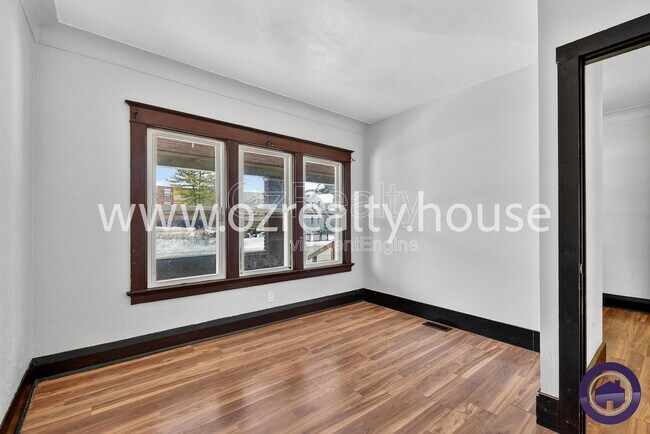 Building Photo - 834 Oak St