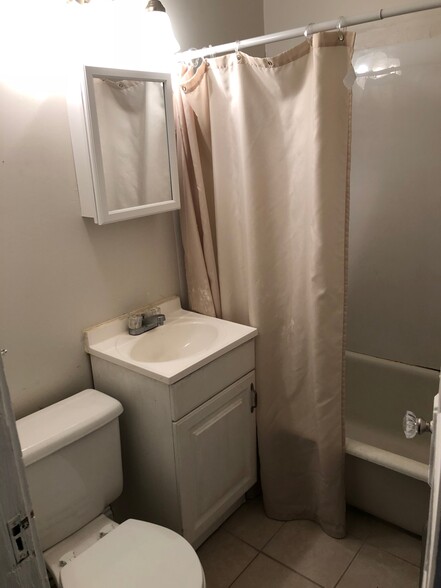 shower/tub combo - 10000 Lamont Ave