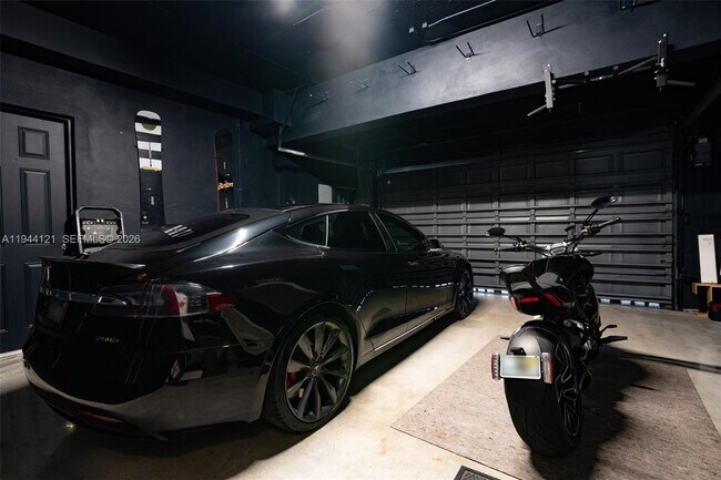 Building Photo - 4867 Ponce de Leon Blvd