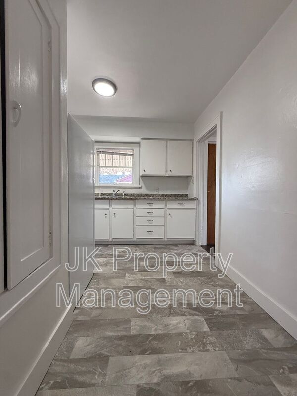 Building Photo - 1016 8th Ave S