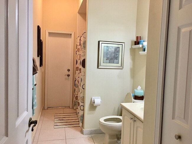 Building Photo - "Spacious 4-Bed Oasis with Granite Elegance & Pool in Miami Lakes"