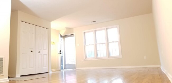 Building Photo - Convenient and Affordable N.Bethesda Condo