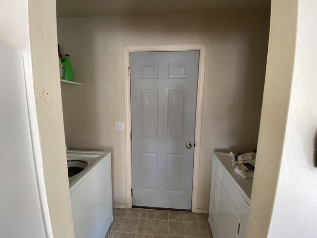 Building Photo - 857 N Garfield St