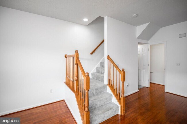 Building Photo - 104 Stingray Ct