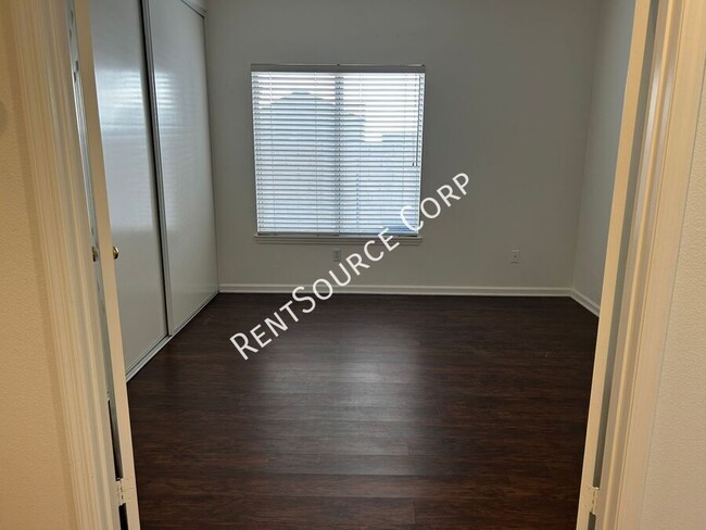 Building Photo - 3210 Lantana Ct