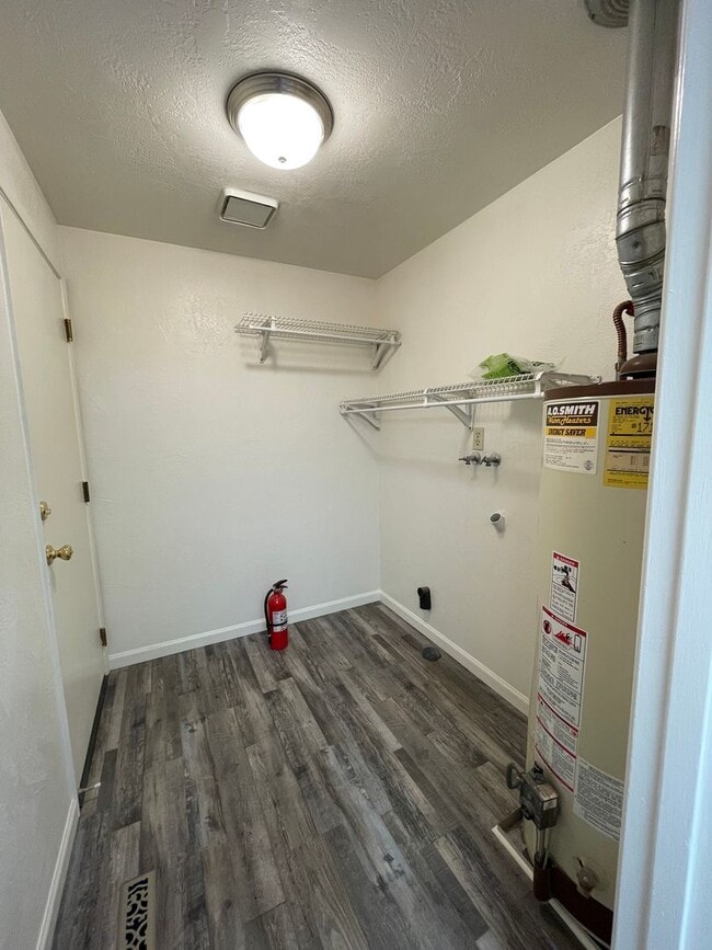 Building Photo - 3 bedroom, 2 bathroom, in East Medford