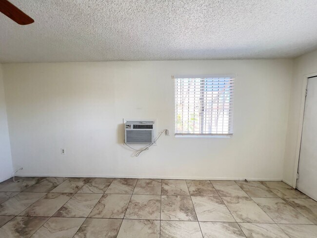 Building Photo - 1 bed and 1 bath located in Henderson, NV!