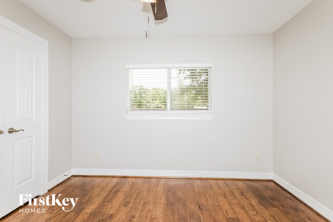 Building Photo - 12064 Maverick Dr