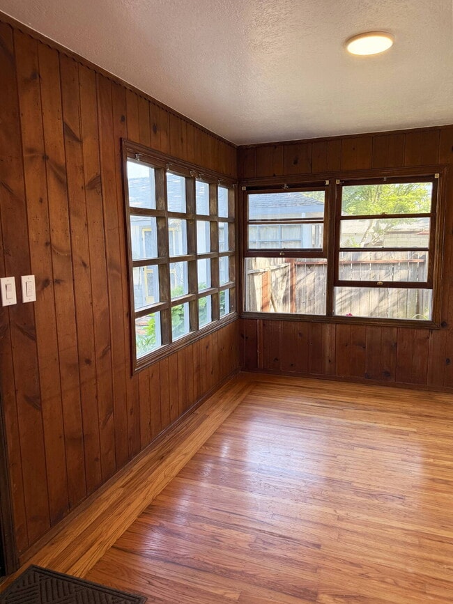 Building Photo - 1 Bed, 1 Bath in Glen Ellen