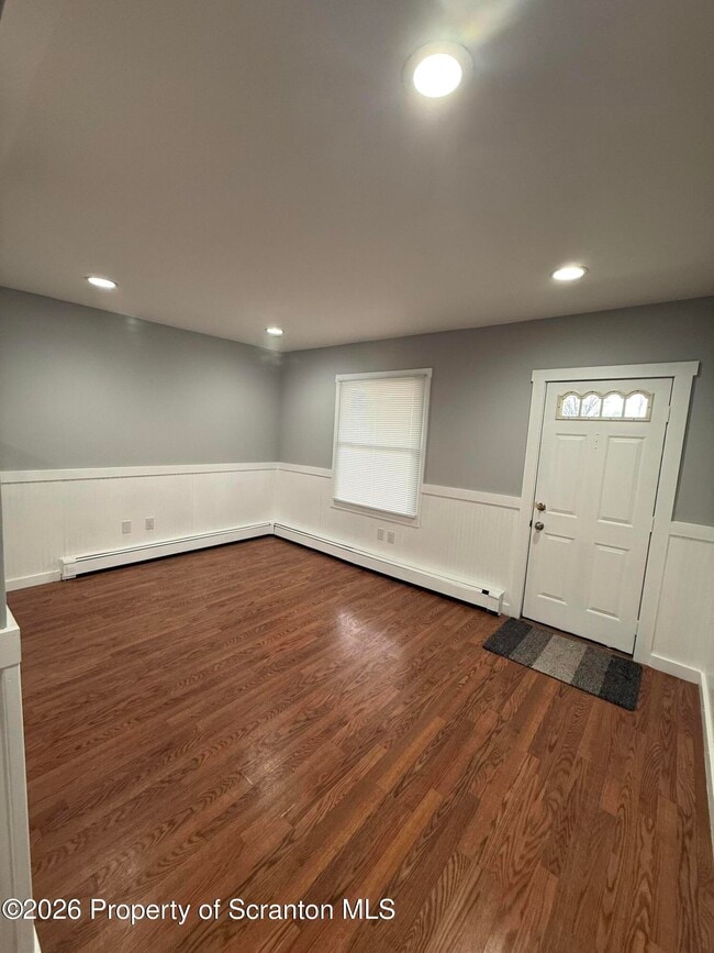 Building Photo - 708 Main St