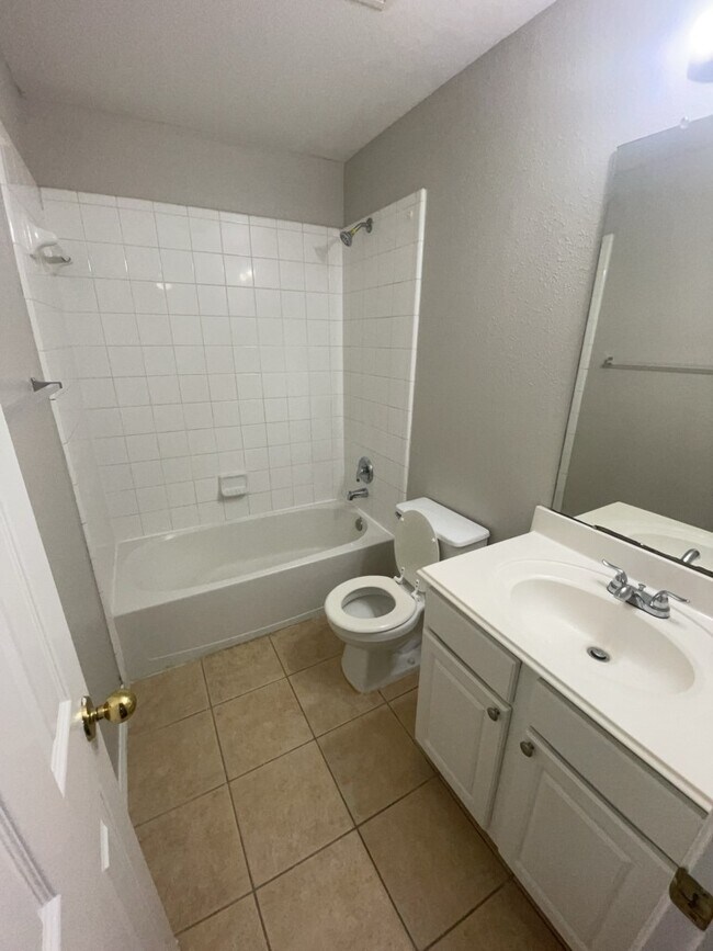 Building Photo - 20911 Southvine Ct