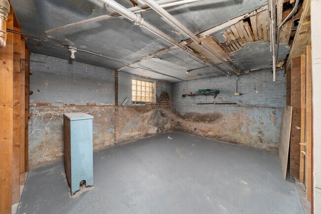 Building Photo - 7643 S Paxton Ave