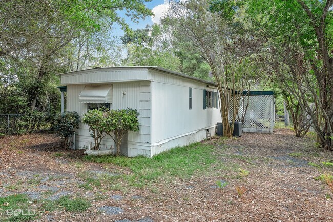 Building Photo - MOVE IN SPECIAL HALF OFF FIRST MONTHS RENT