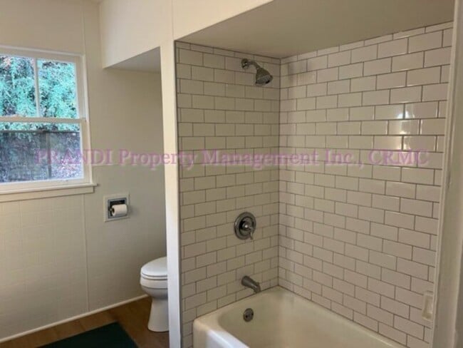 Building Photo - 1131 Magnolia Ave