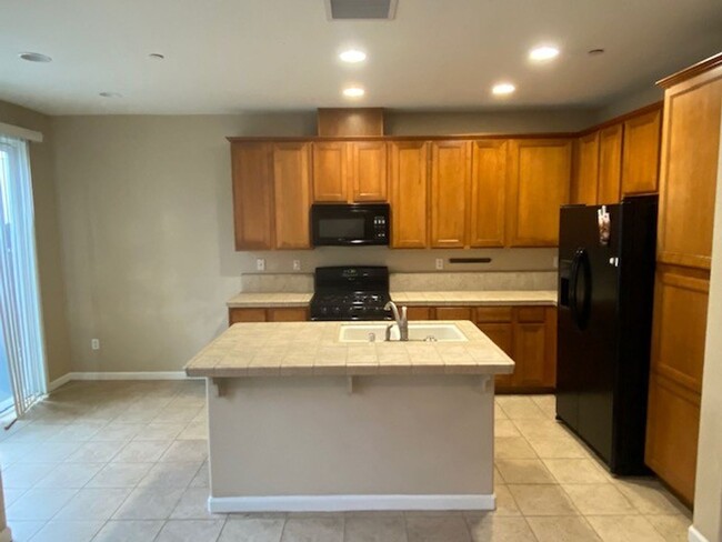 Building Photo - Condo with access to clubhouse and interne...