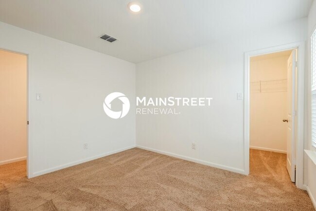 Building Photo - 5 Bedroom Pet-Friendly Home in New Braunfels, TX with Main Street Renewal