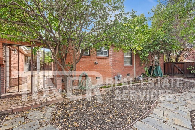 Building Photo - 801 46th St