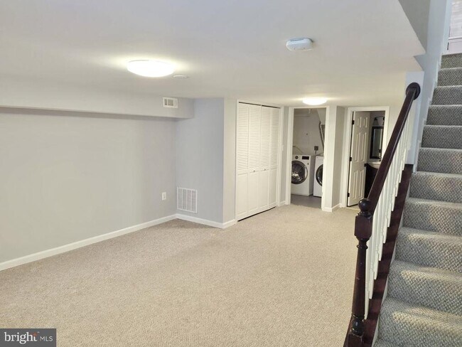 Building Photo - 1010 Bashford Ln