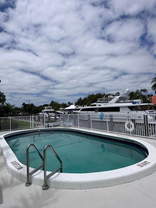 Building Photo - 3121 NE 51st St