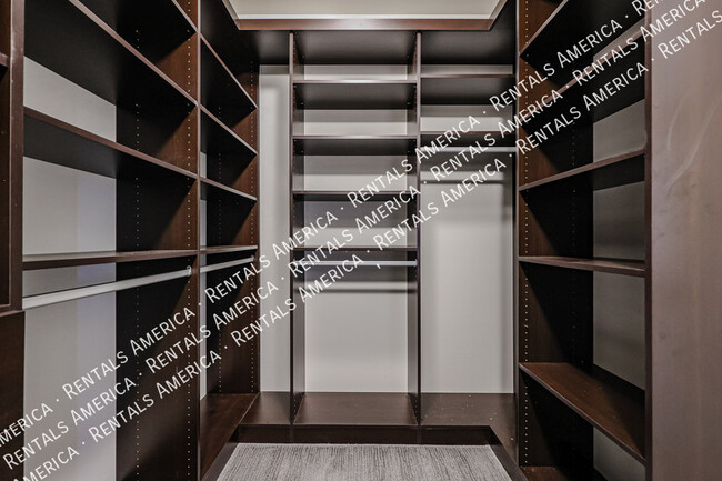 Building Photo - 3090 S Jasmine Dr
