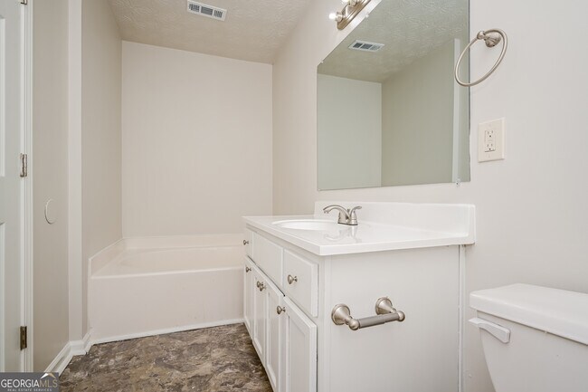 Building Photo - 546 Forest Hill Dr