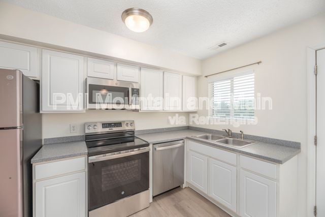 Building Photo - 41 Beri Dr