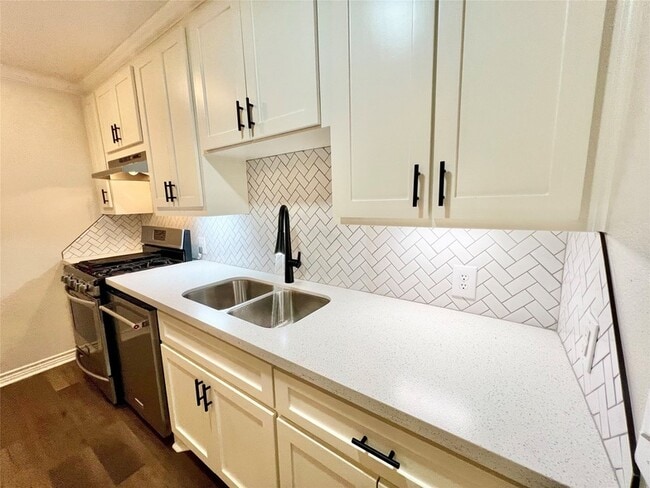 Building Photo - 1010 15th Ave N