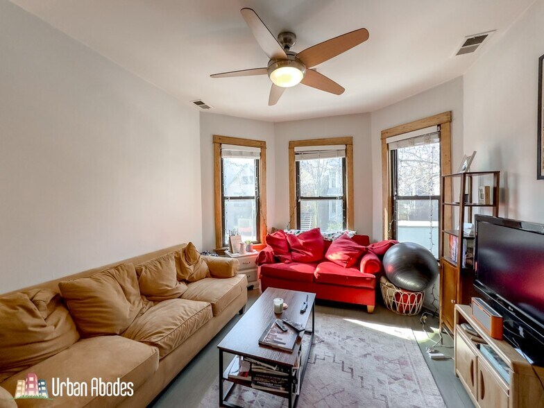 Building Photo - 3245 N Lakewood Ave