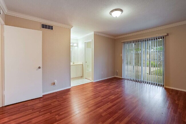 Building Photo - Updated 2 Bed, 2 Bath Townhome in North Dallas