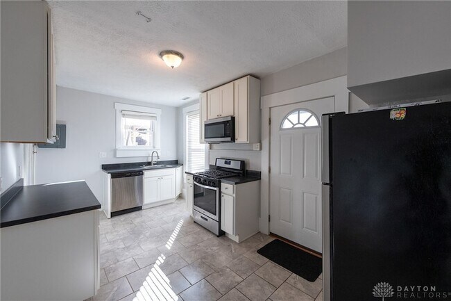 Building Photo - 243 Oak St