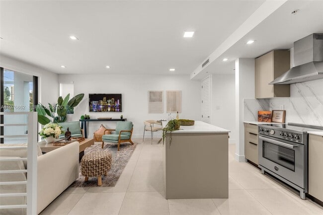 Building Photo - 721 SW 11th St