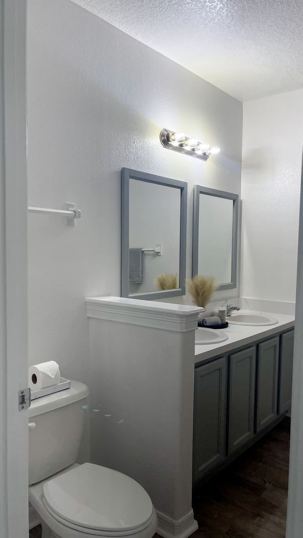 Building Photo - Beautifully Updated 3-Bedroom Townhouse in...