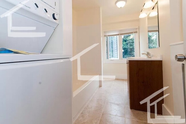 Building Photo - Huge 3 bedroom near Brookline with In-unit...