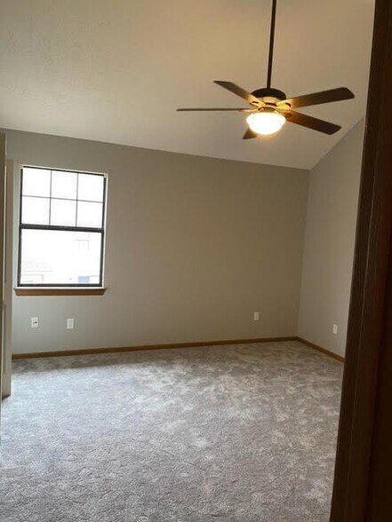 Building Photo - 504 NE Brookwood Cir