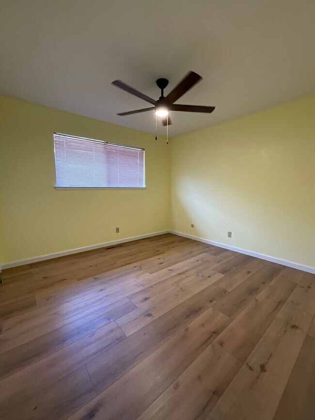 Building Photo - Beautiful Home in Established Fresno Neigh...