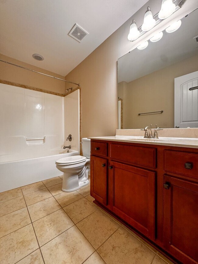 Building Photo - Well-Maintained 4 Bed 2.5 Bath Home in Westgate