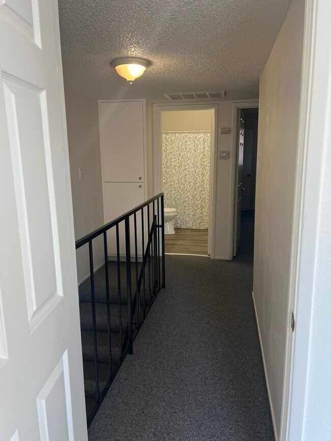 Building Photo - 845 Carro Dr