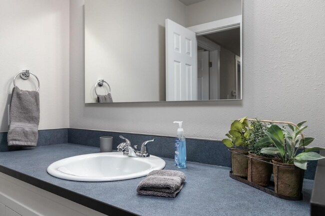 Building Photo - "Charming 2-Bed Oasis with 988 Sq Ft of Comfort in Cheyenne!"