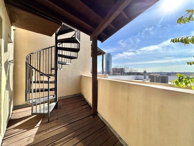 Building Photo - Luxury 1 Bed, 1.5 Bath Loft with Spectacular Downtown City Views