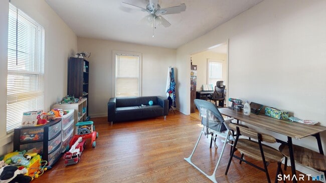 Building Photo - 17 Landin St