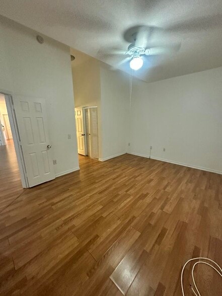 Building Photo - 220 Crestwood Cir