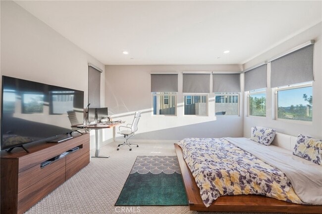 Building Photo - 102 Spectacle