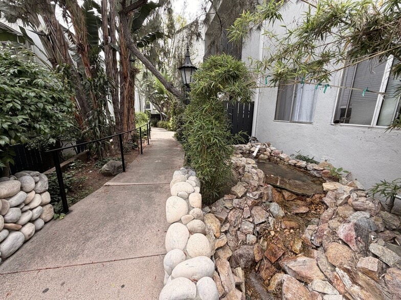 Building Photo - Cat-Friendly Condo with Private Cat Patio Enclosure + Resort-Style Amenities in Tarzana!