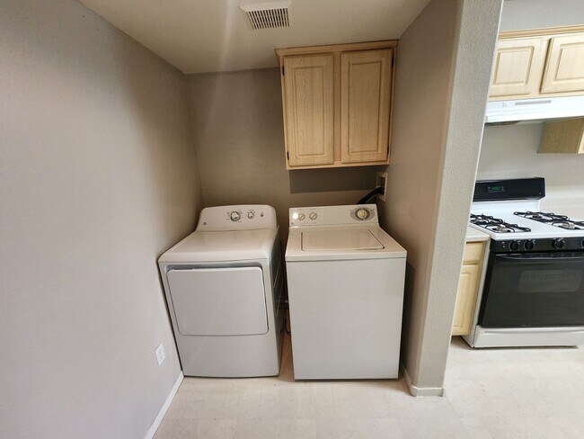 Building Photo - Beautiful townhouse in Silverado Ranch